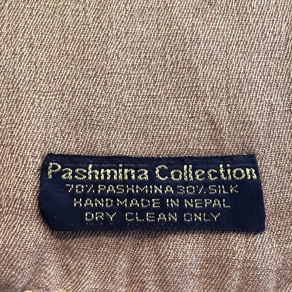 Gold Pashmina - Picture 3 of 4